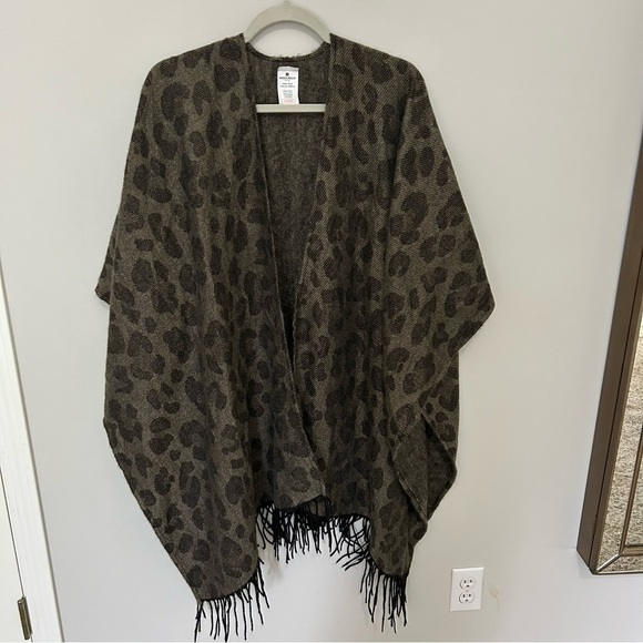 Woolrich Women's Luxe Soft Warm Cozy Blanket Shawl Wrap Leopard Cape One Size - Picture 2 of 6